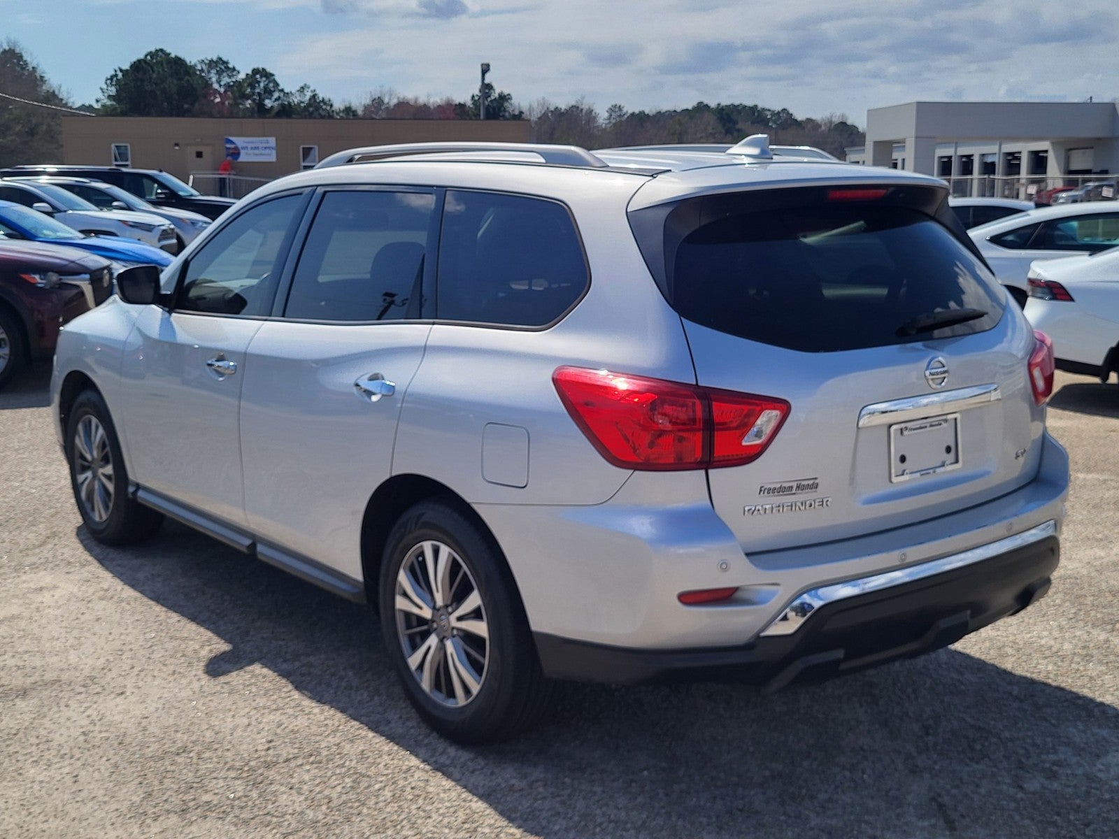 2020 Nissan Pathfinder SV